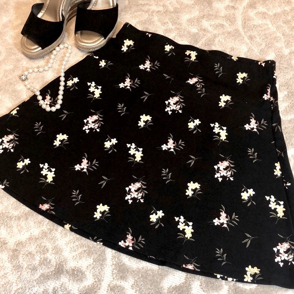🎁 LOFT Soft Comfy Black Floral Ponte Floral Skirt Elastic Waist Size XS
